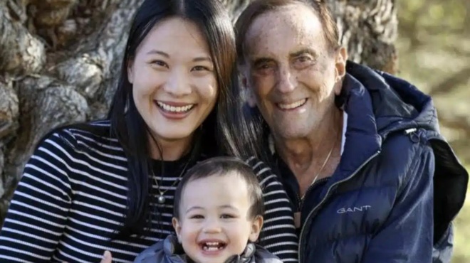 ekeinos-93-eton-ekeini-37-kai-eferan-ston-kosmo-ena-agoraki-to-zeygari-thelei-na-apoktisei-ki-allo-paidi-421349