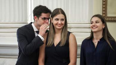 xespa-i-kori-toy-k-mitsotaki-sofia-eleos-me-ta-fake-news-ego-den-echo-dei-pote-ton-mpampa-moy-na-troei-pop-korn-i-na-pinei-koka-kola-418580