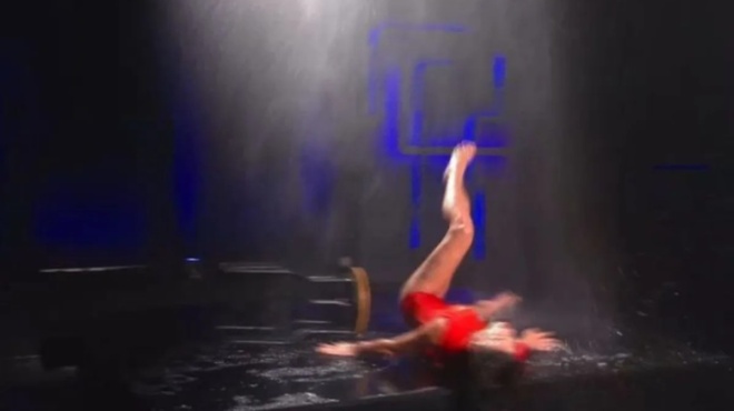 sok-sto-gntm-deite-to-vinteo-amp-8211-epese-me-to-kefali-apo-tin-karekla-424359