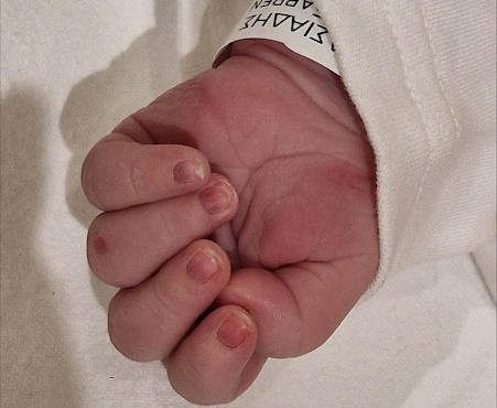 tzeni-theona-ta-prota-tryfera-klik-me-to-neogennito-ta-magika-kare-poy-erixan-to-internet-420825