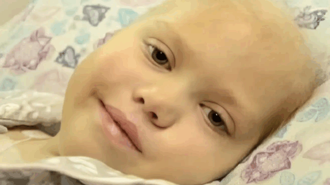 kopitsaki-pethaine-apo-karkino-kai-oi-goneis-toy-proetoimazan-tin-kideia-toy-mechri-poy-anoixe-ta-matia-toy-kai-toys-eipe-aytes-tis-5-lexeis-420445