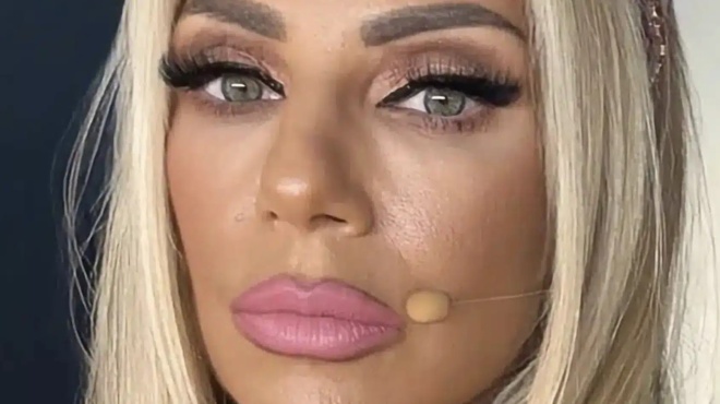 showbiz-elena-tsavalia-oi-60ares-ison-me-3-20ares-oi-selfie-fotografies-sto-delfinario-ayta-vlepei-o-markos-seferlis-kai-trelainetai-425915