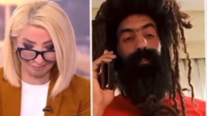 epiki-stigmi-tis-ellinikis-tv-i-mina-karamitroy-kratietai-na-min-gelasei-ston-aera-tis-ekpompis-me-ton-melissokomo-me-tis-amp-8230-tzives-424092