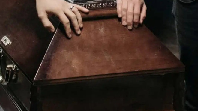 pavikos-se-kndeia-i-nekri-anoixe-ta-matia-kai-archise-na-anapneei-tnn-pigan-me-to-feretro-sto-nosokomeio-419797