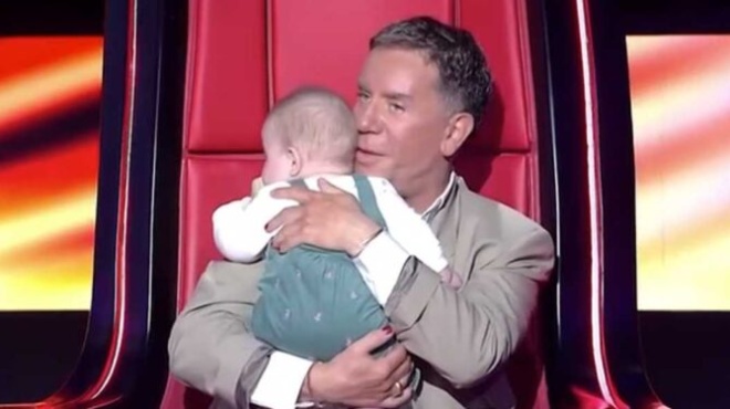 o-giorgos-mazonakis-stin-pio-tryferi-stigmi-toy-pire-stin-agkalia-toy-ena-moro-kai-to-taise-video-418137