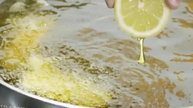 to-lemoni-sto-mageiriko-ladi-prin-to-tiganisma-einai-mia-symvoyli-koyzinas-poy-oloi-prepei-na-gnorizoyn-431236