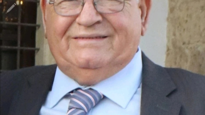 pethane-o-kostakis-charalampoys-pote-tha-ginei-i-kideia-kai-i-paraklisi-tis-oikogeneias-deite-fotografia-426791