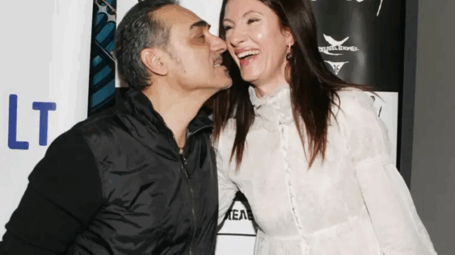 kili-sfakianaki-i-kalloni-poy-afise-ti-vretania-kai-pantreytike-ton-archonta-toy-laikoy-tragoydioy-noti-sfakianaki-426930