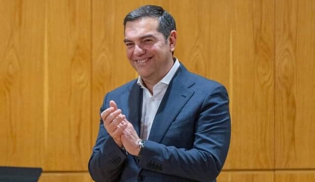 saronei-o-alexis-tsipras-to-proto-simadi-oti-einai-etoimos-na-ginei-xana-prothypoyrgos-431625