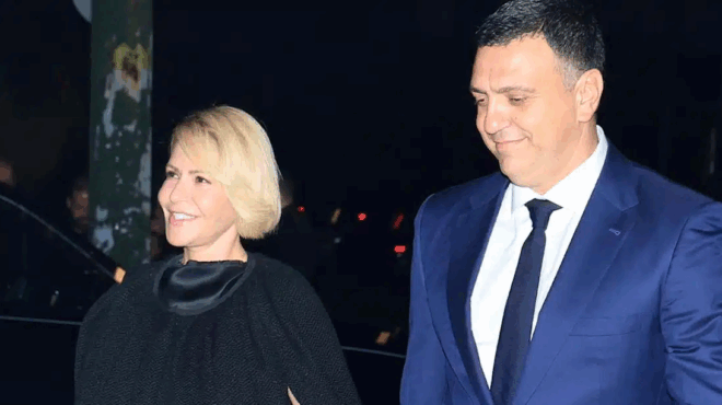 oloi-tin-koitoysan-sta-podia-i-tzeni-mpalatsinoy-sto-pleyroy-toy-syzygoy-tis-forontas-tis-goves-poy-trechoyn-oles-na-agorasoyn-427110