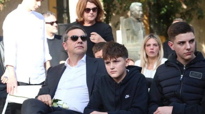 alexis-tsipras-me-toys-dyo-gioys-toy-kai-ti-mpetty-mpaziana-stin-politiki-kideia-toy-alekoy-flampoyrari-431838