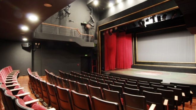 akyronontai-oi-parastaseis-sto-theatro-alma-epesan-apo-ti-skini-432019