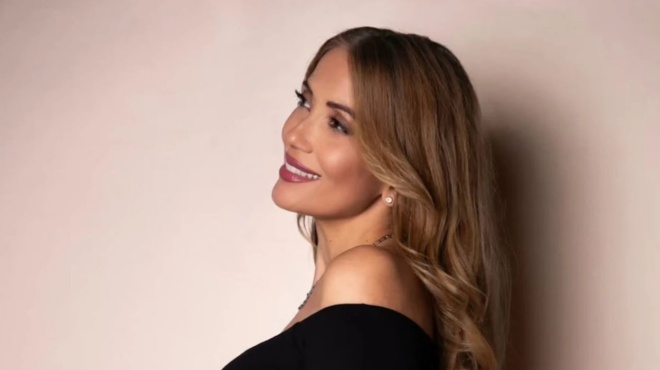 giota-tsimprikidoy-anakoinose-molis-tin-egkymosyni-tis-me-ayto-to-tropo-kai-oloi-tis-eychontai-i-foto-me-foyskomeni-koilitsa-432227