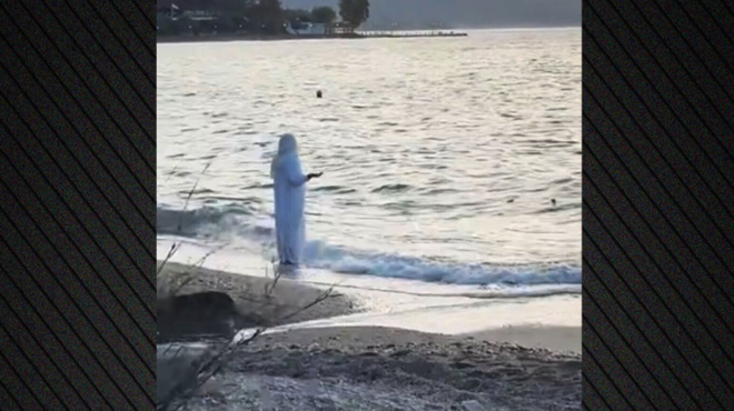 gynaika-sta-leyka-se-paraxeno-teletoyrgiko-se-paralia-toy-voloy-amp-8211-deite-vinteo-432334