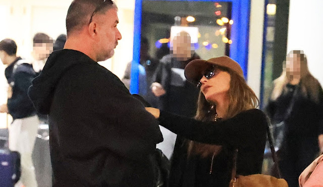 kare-kare-i-afixi-vandi-amp-8211-mpismpiki-sto-aerodromio-meta-to-romantiko-taxidi-toys-stin-italia-426902