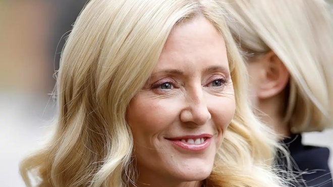 i-mari-santal-mas-anoigei-tin-polyteli-tis-katoikia-sto-londino-i-cheimerini-diakosmisi-i-eyrychori-koyzina-kai-to-vasiliko-saloni-433203