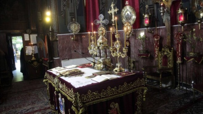 archiepiskopos-dietaxe-na-kaei-to-iero-ekklisias-epeidi-epiasan-mesa-merakli-ierea-se-erotiko-trigono-433289