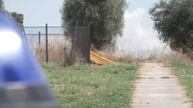 friki-omada-andron-apo-tin-afriki-perikyklose-amaxi-zeygarioy-kai-viasan-tin-kopela-mprosta-ston-syntrofo-tis-ton-anagkasan-na-vlepei-433300