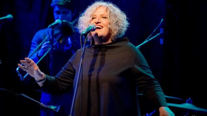 pasignosti-ellinida-tragoydistria-diagnostike-me-karkino-akyronei-oles-tis-programmatismenes-emfaniseis-tis-433865