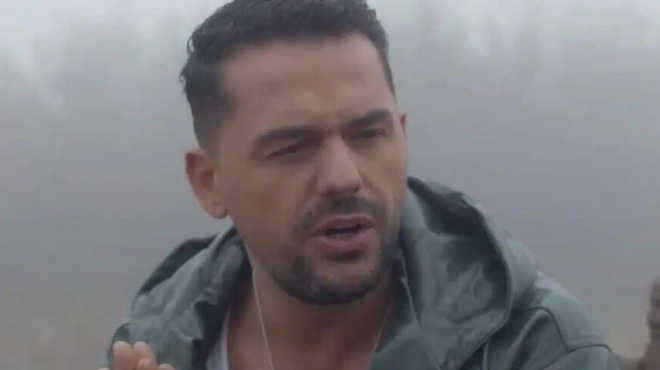 dystychos-einai-alitheia-amp-8211-esvise-o-agapimenos-tragoydistis-433962