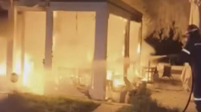 lakonia-ekrixi-kai-fotia-se-kafeteria-gemati-kosmo-sti-neapoli-den-ypirxan-traymaties-434688