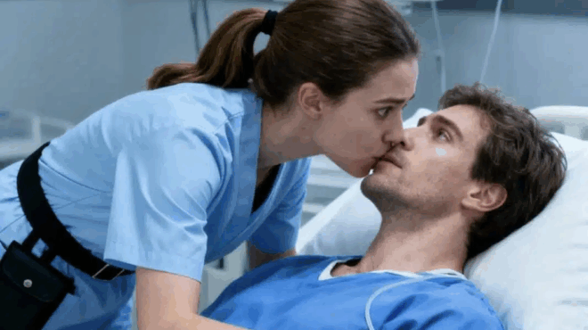 i-nosokoma-filise-kryfa-enan-omorfo-epicheirimatia-poy-vriskotan-se-koma-gia-tria-chronia-pisteyontas-pos-den-tha-xypnisei-pote-alla-pros-ekplixi-tis-ekeinos-tin-agkaliase-xafnika-meta-to-fili-426199