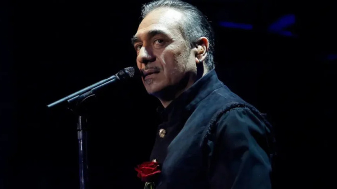 oloi-miloyn-gia-tin-aderfi-toy-sfakianaki-eipe-gia-ton-thanato-tis-gynaikas-toy-ayto-poy-den-tolmise-kaneis-dimosia-427218