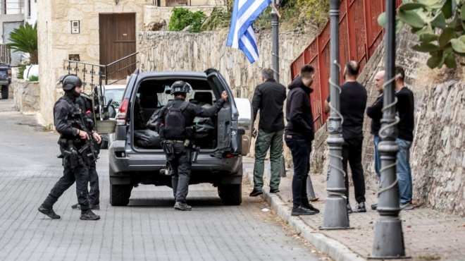 ektakto-tora-gia-to-makeleio-sta-vorizia-entalma-syllipsis-gia-treis-aderfoys-29-27-kai-19-chronon-amp-8211-paradidontai-stis-arches-427241