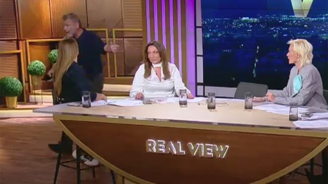 apostolos-gkletsos-sofia-moytidoy-se-adianoito-skiniko-ston-aera-ton-eipe-pseyti-petaxe-ta-mikrofona-ki-efyge-exallos-427328