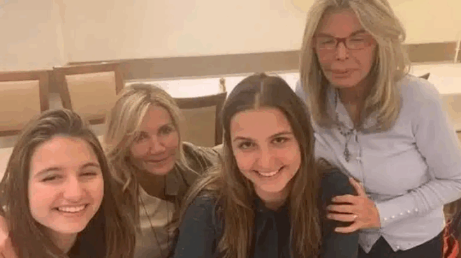 i-mitera-tis-marevas-mitsotaki-se-estiatorio-sti-monemvasia-me-sik-fthinoporino-synolo-429357