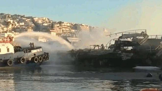 peiraias-fotia-se-tessera-skafi-stin-akti-themistokleoys-vythistikan-tria-vinteo-429589