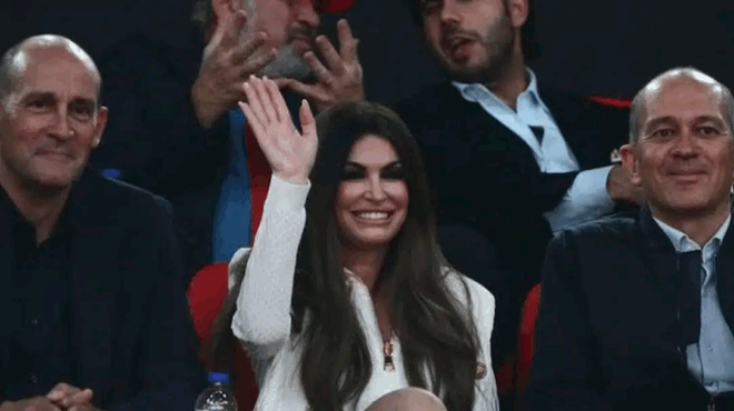 i-kimperli-gkilfoil-sto-sef-me-toys-adelfoys-aggelopoyloys-chamos-me-ta-podia-tis-429672