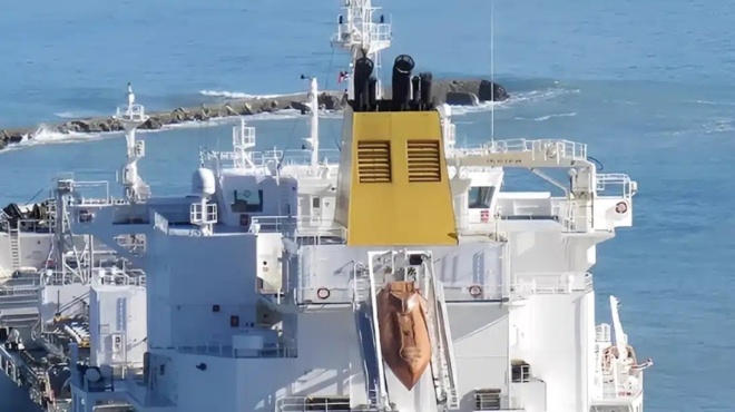 synagermos-stin-ellada-ploio-pasignostis-efoplistikis-oikogeneias-dechtike-epithesi-apo-peirates-427805