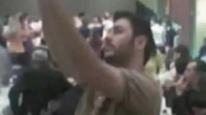 synagermos-sto-pasok-gia-eikona-toy-androylaki-me-oplo-apo-tin-epochi-poy-itan-foititis-427883