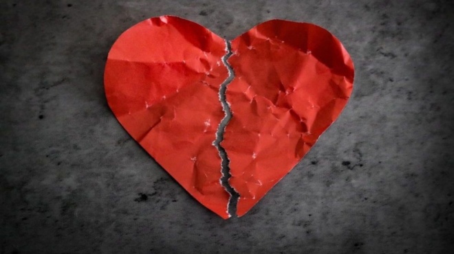 vomva-stin-sooympiz-pasignosti-ellinida-tragoydistria-chorise-ligo-prin-ton-gamo-den-antexan-allo-aytos-efyge-apo-to-spiti-poy-sygkatoikoysan-428005