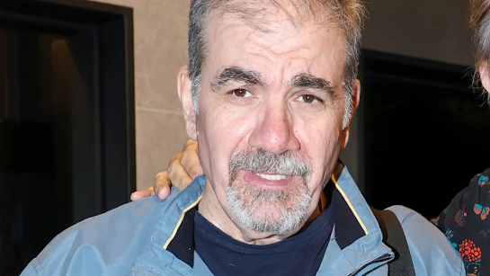 dimitris-starovas-einai-sokaristiko-na-vlepeis-ton-paidiko-soy-filo-me-cheiropedes-430937