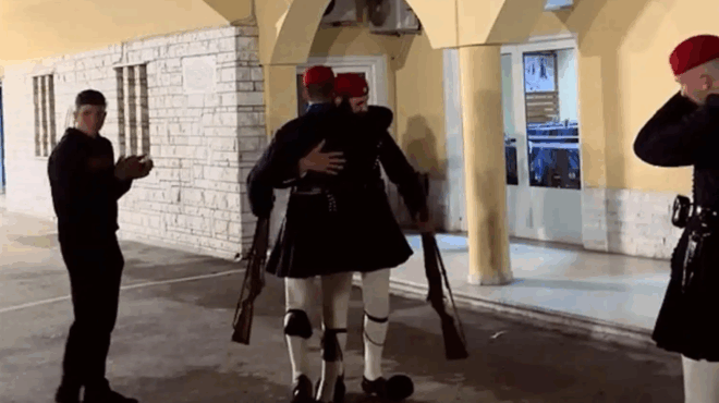 sygkinitiko-vinteo-oi-eyzones-xespasan-se-dakrya-stin-teleytaia-toys-ypiresia-431479