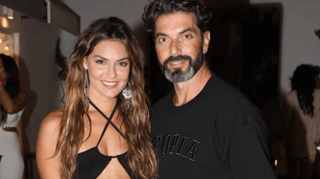 etsi-esose-ton-martika-i-vrisiida-andriotoy-archise-na-oyrliazei-apo-tin-kamera-kai-to-edeixe-sti-kamera-431484