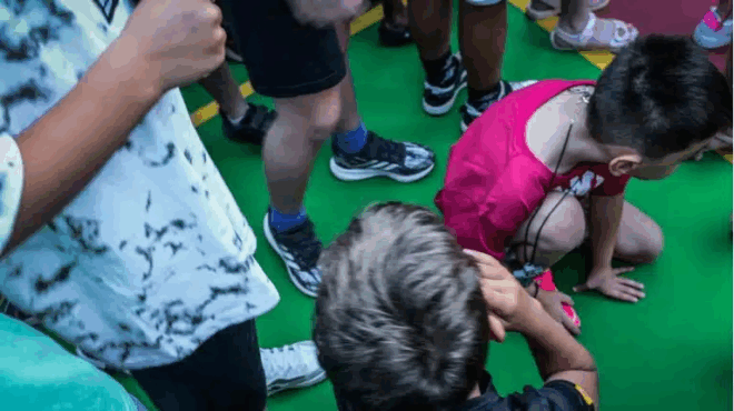 daskala-katiggeile-paidi-a-dimotikoy-gia-thopeia-epeidi-tin-aggixe-gia-na-tis-deixei-ti-zografia-toy-431912