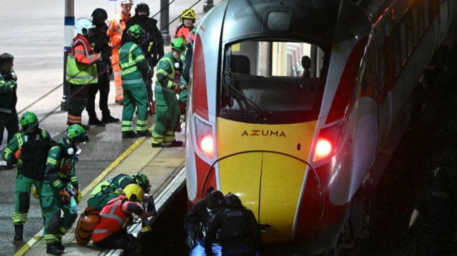 synagermos-tora-pollapli-epithesi-me-machairi-mesa-se-treno-gemato-kosmo-426521