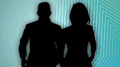 pasignostos-tragoydistis-tin-evaze-na-kanei-erota-me-alloys-andres-sto-kamarini-toy-kai-ekeinos-epairne-mati-426409