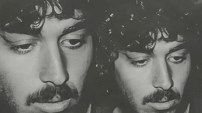 oloi-psachnoyn-na-vroyn-poios-einai-zontanos-pasignostos-ellinas-thrylos-se-neari-ilikia-432545