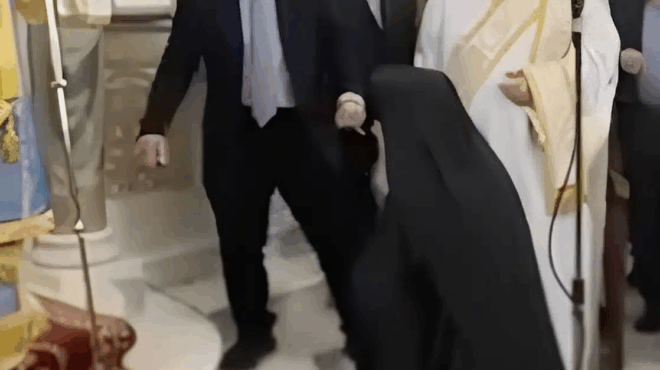 salos-me-pasignosto-mitropoliti-poy-gonatise-mprosta-se-pasignosto-pamployto-efoplisti-kai-ton-proskynise-432665