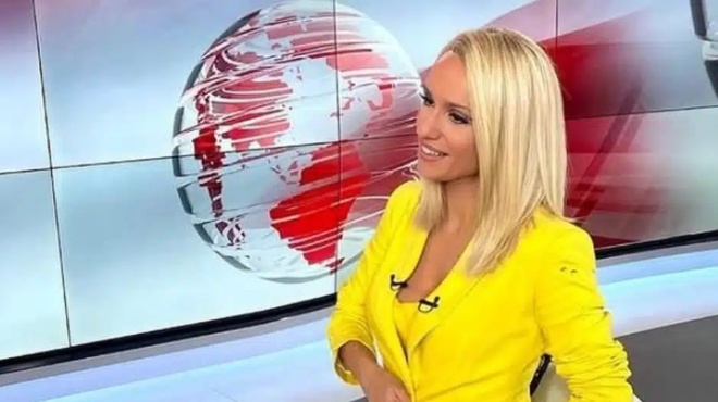 fysiki-omorfia-i-katerina-panagopoyloy-i-paroysiastria-eidiseon-emfanistike-entelos-amakigiaristi-se-vradini-ekdilosi-428751