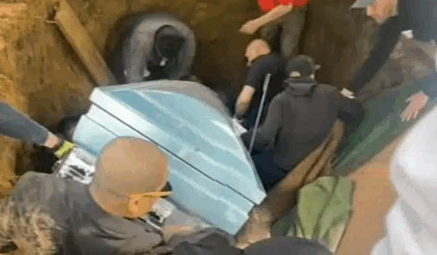 i-anatrichiastiki-stigmi-poy-feretro-kataplakonei-aytoys-poy-to-koyvaloysan-kai-toys-richnei-ston-tafo-433027