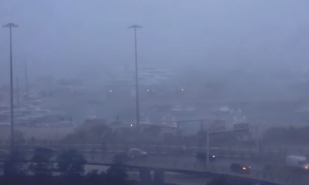 anoixan-oi-oyranoi-sfodri-kataigida-ayti-tin-ora-stin-attiki-amp-8211-plimmyrismenoi-dromoi-ischyri-vrochi-kai-megala-provlimata-428819