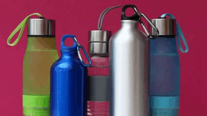 prosochi-kai-stin-ellada-poloyntai-ta-epanagemizomena-dimofili-mpoykalia-neroy-deite-fotografia-kai-marka-433274