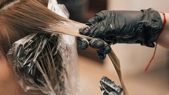 to-lathos-poy-kanoyn-schedon-oles-oi-gynaikes-prin-ti-vafi-mallion-kai-mplokarei-to-chroma-429016