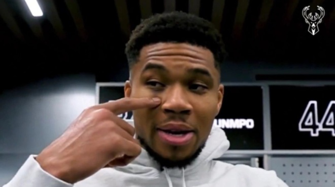 me-mayrismeno-mati-o-giannis-antetokoynmpo-eida-kapoion-poy-pige-n-arpaxei-tin-tsanta-mias-kyrias-ton-arpaxa-kai-moy-erixe-agkonia-426642