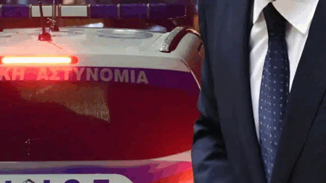 aytos-einai-o-gios-toy-pasignostoy-ellina-politikoy-poy-synelifthi-meta-apo-peripeteiodi-katadioxi-433851